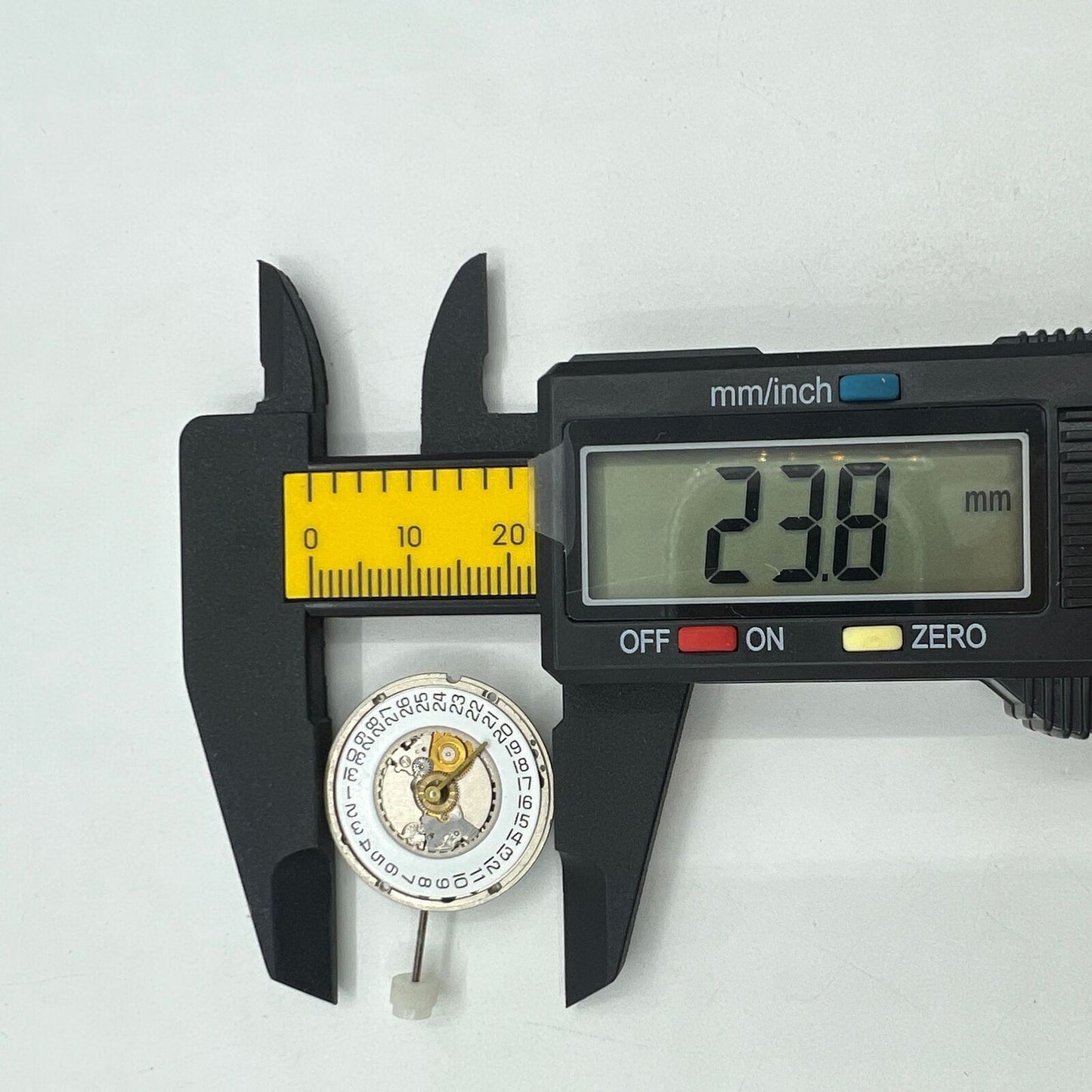 ETA 955.414 Quartz Uhrwerk mit silberner Oberfl�che und Kalenderanzeige bei 3 Uhr