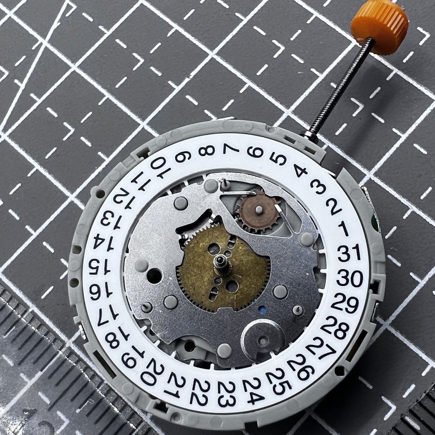 Multifunctional M921 quartz watch with three hands and small seconds at 2, 6, 10