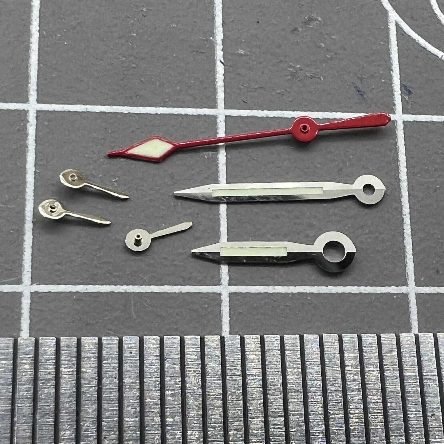 2er Set 10 5mm Leuchtende Grüne Uhrzeiger mit Silberrand für 7120 Uhrwerk