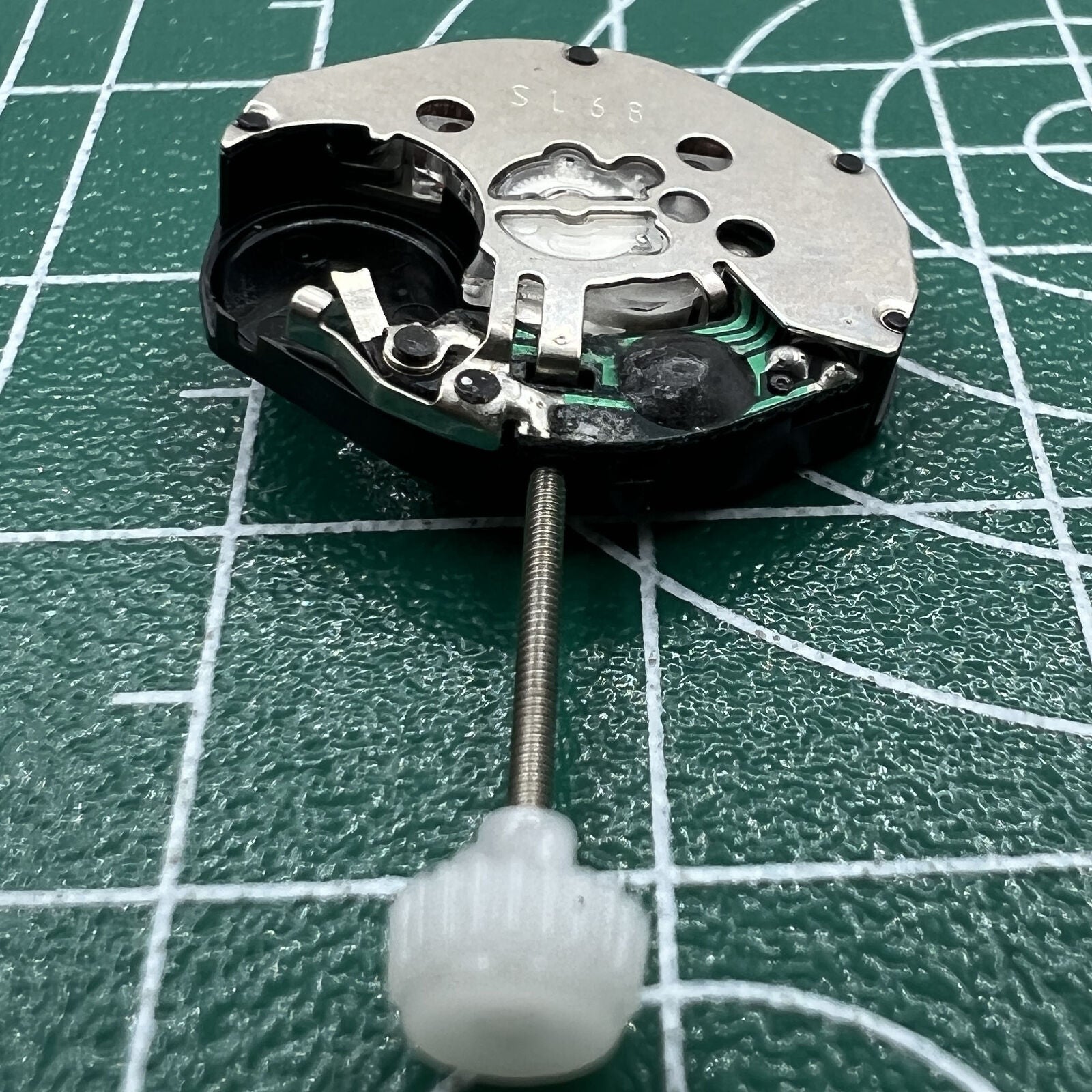 Sunon SL68 quartz watch movement with 3 hands, ideal for precise timekeeping in watch repairs.