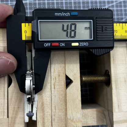 Silbernes Miyota 82S0 Automatikwerk mit skelettiertem Design und sichtbaren Zahnr�dern, hochwertiges Uhrwerk von Miyota.