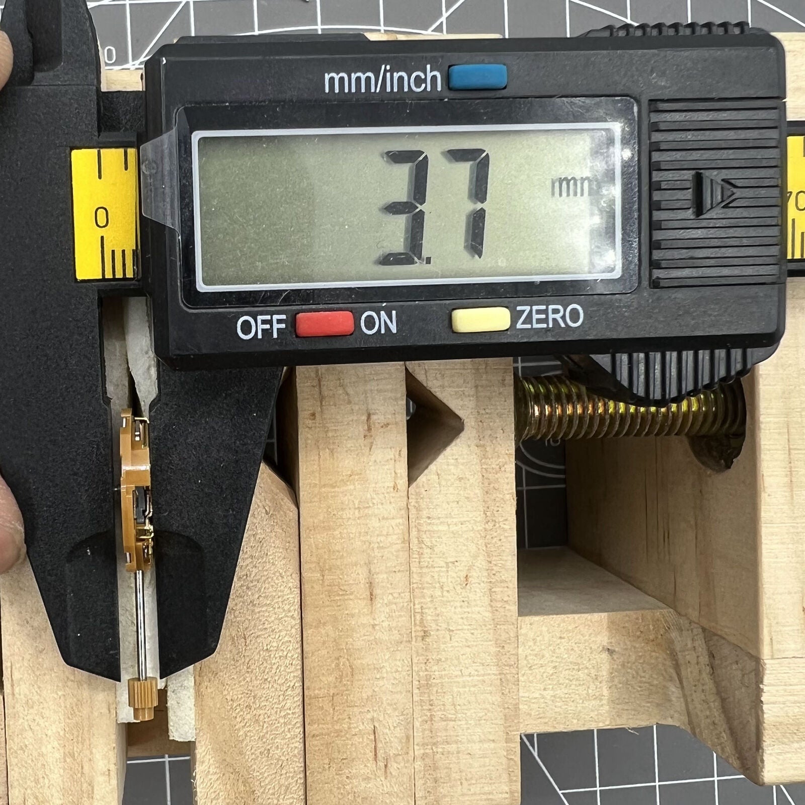 Miyota GL15 Japan quartz watch movement showing date at 6 o?clock, precise timekeeping by Miyota.