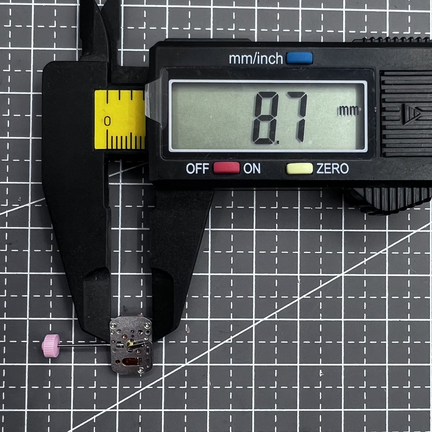 Quarzwerk Ronda 1032 732 watch movement with high hand pin HCP1 for precise timekeeping.
