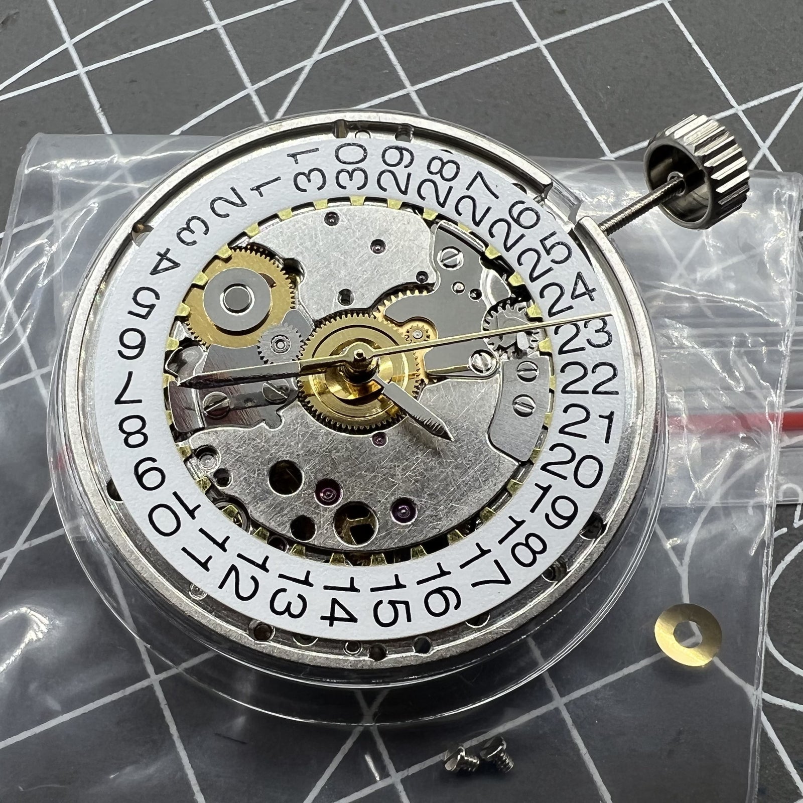 Mechanische Uhr mit einfachem Kalender und goldenem Rotor von Hangzhou, elegant und pr�zise.