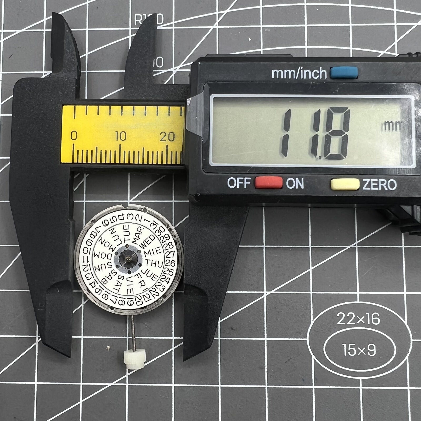 ETA 955.424 quartz watch movement displaying day, date, and three hands for accurate timekeeping.