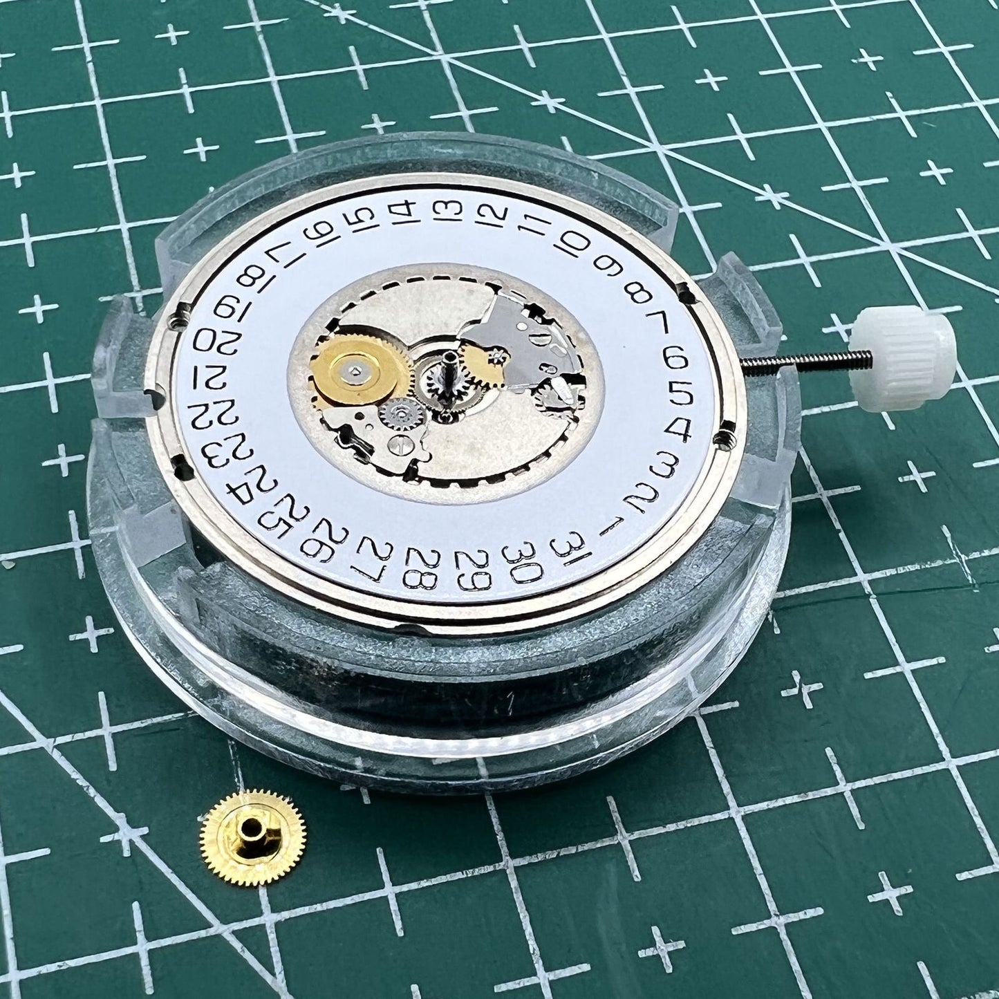 Swiss Made ETA955.114 quartz watch movement with single calendar at 3 o'clock, ideal for repairs and replacements.