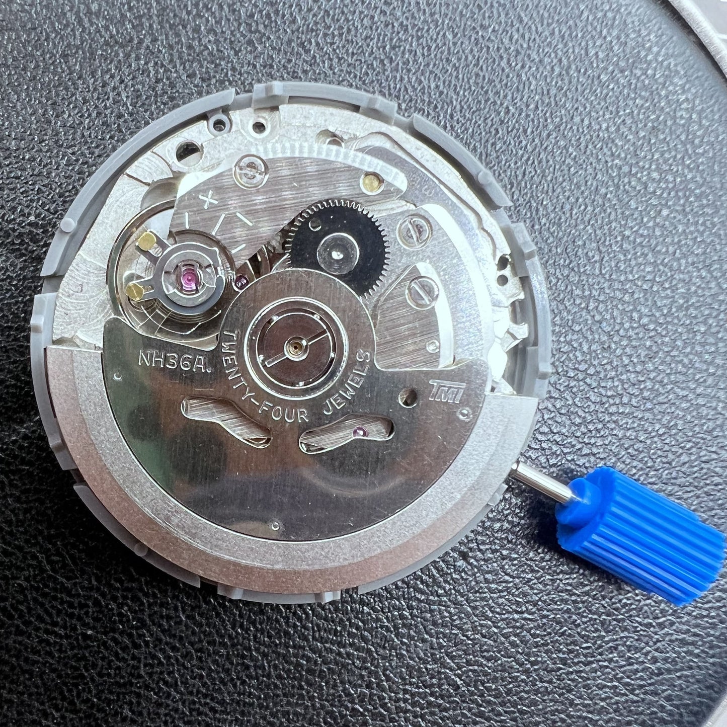 Seiko NH36 Automatik Uhrwerk mit schwarzem Zifferblatt und goldener Schrift, mechanisches Uhrzubeh�r.