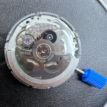 Seiko NH36 Automatik Uhrwerk mit schwarzem Zifferblatt und goldener Schrift, mechanisches Uhrzubeh�r.