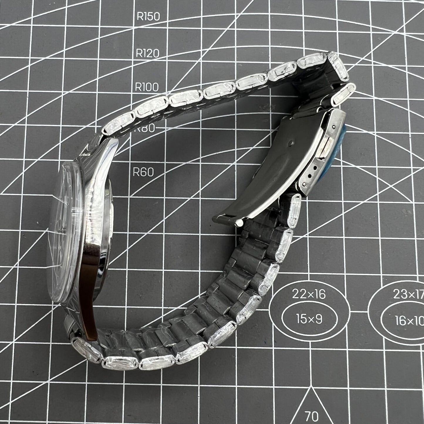 Shanghai Diamond 38mm manual mechanical watch with white dial, silver case, 17 jewels, elegant design by Shanghai Diamond.