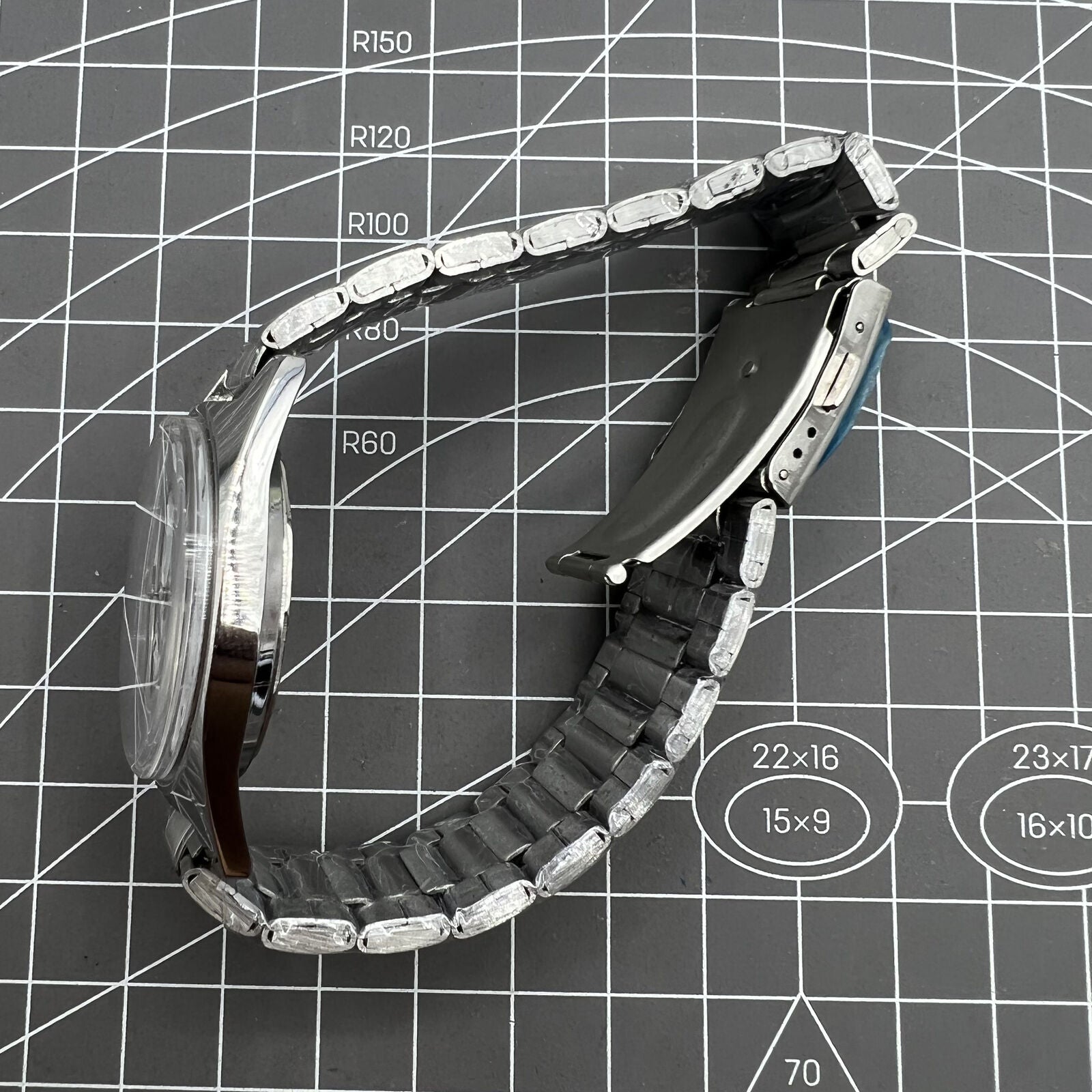 Shanghai Diamond 38mm manual mechanical watch with white dial, silver case, 17 jewels, elegant design by Shanghai Diamond.