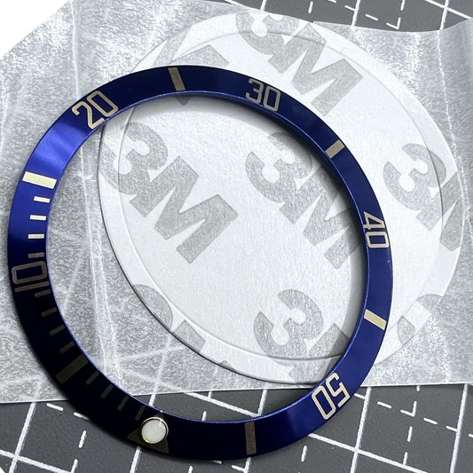 37,5 mm grüne Leuchtmasse, Aluminium, schwarze SUB-Uhrenlünette, geneigte goldene Schrift