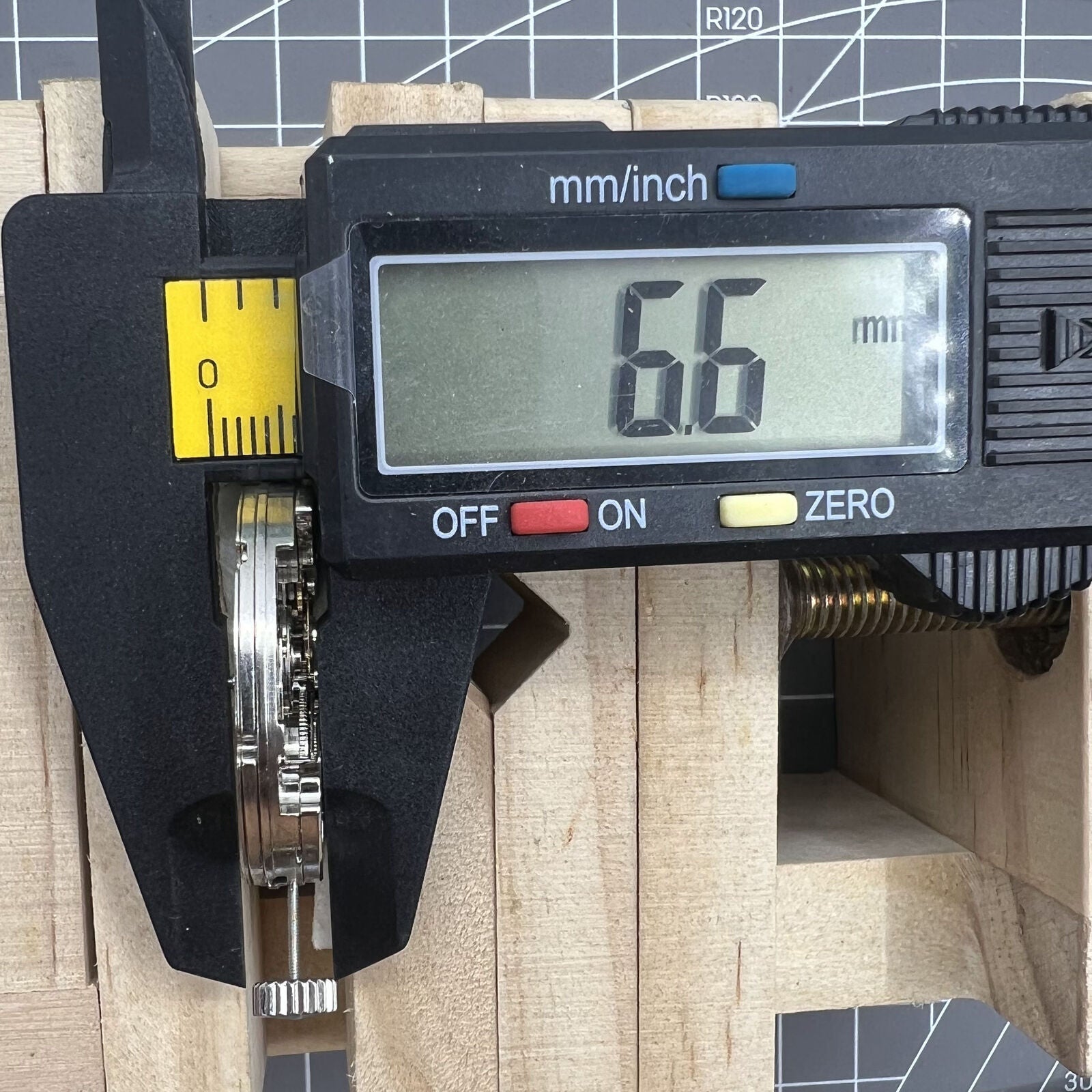 Hangzhou automatic watch movement with small second at 4 o'clock, rotorless kinetic design by China Made