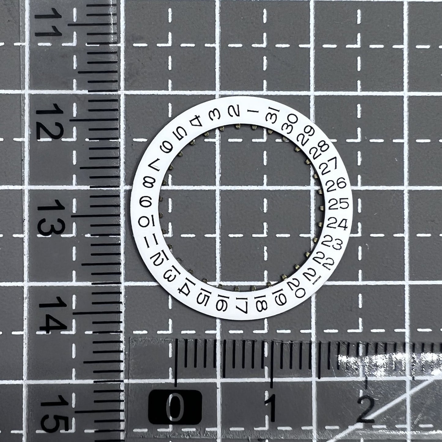 Wei�e Datumsscheibe mit schwarzer Schrift, Datum bei drei Uhr, passend f�r ETA2836 Uhrwerk, hochwertige Pr�zision.