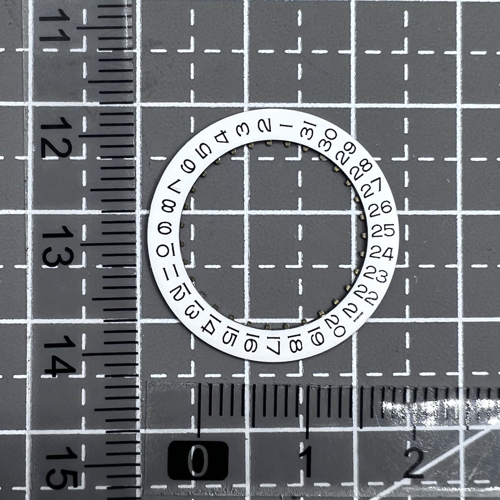 Wei�e Datumsscheibe mit schwarzer Schrift, Datum bei drei Uhr, passend f�r ETA2836 Uhrwerk, hochwertige Pr�zision.