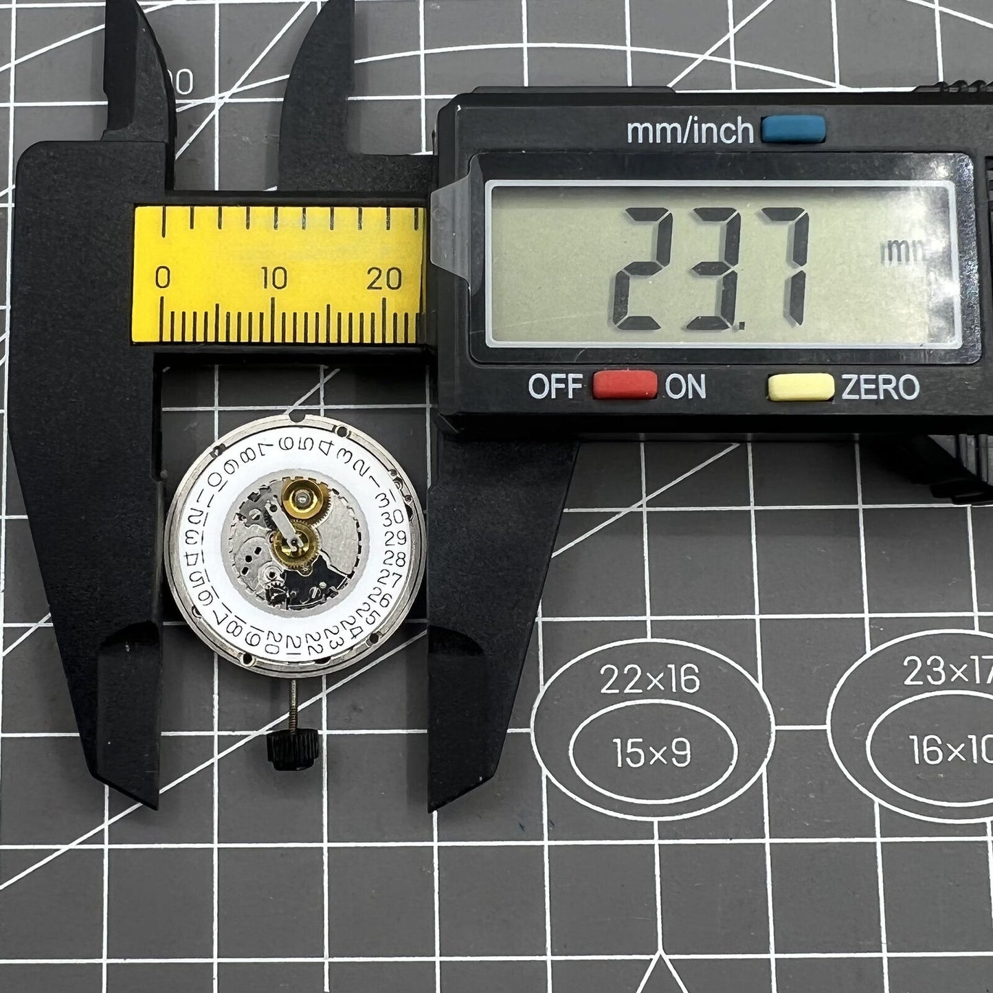 ETA 555.415 quartz watch movement with date window and three hands, vintage original part by ETA.