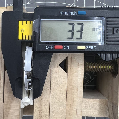Sunon Quarzuhrwerk PE70 mit Datumsanzeige und kleiner Sekunde f�r pr�zise Zeitmessung
