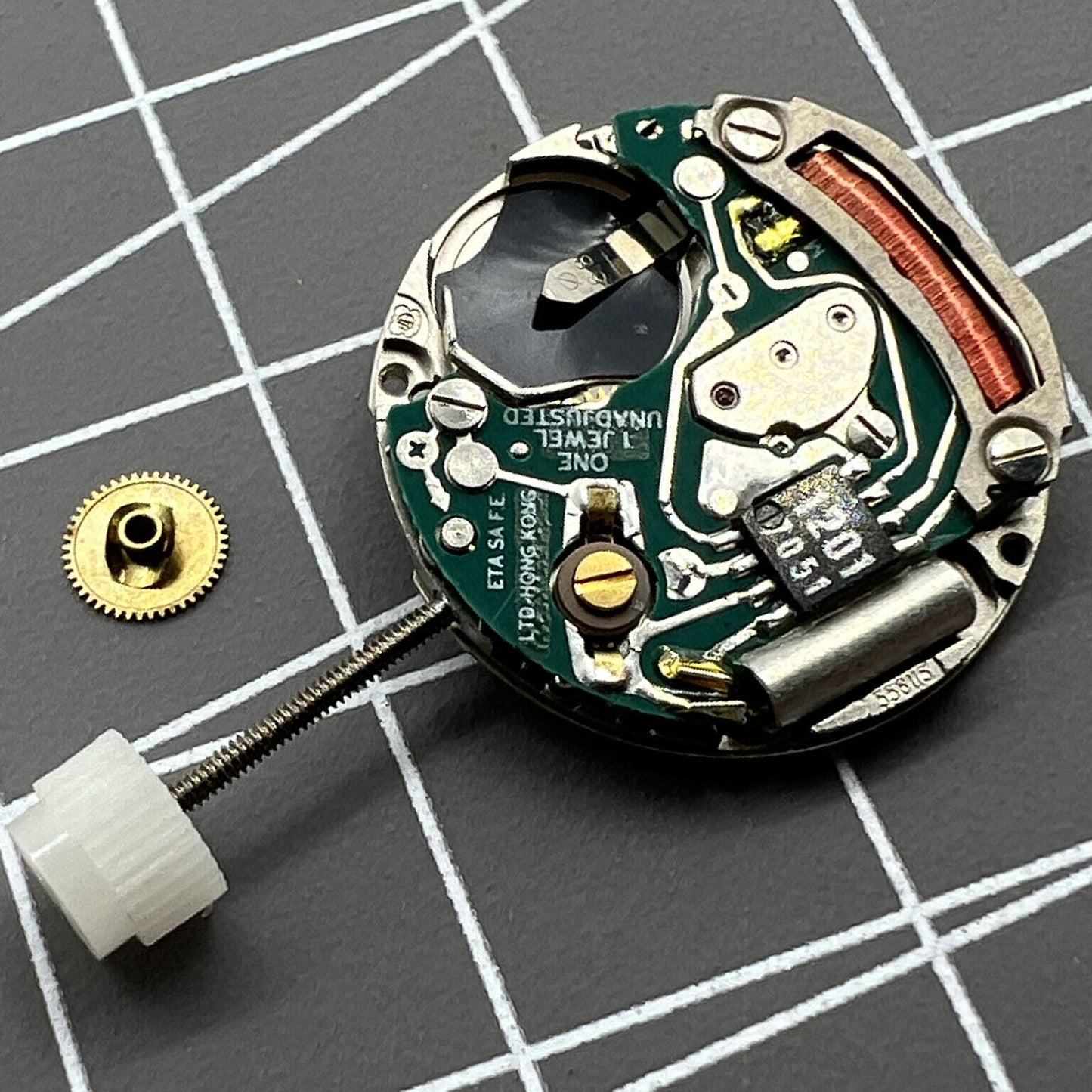 ETA556.115 Swiss Made quartz watch movement with 3 hands and date display, precise timekeeping for watch accessories.