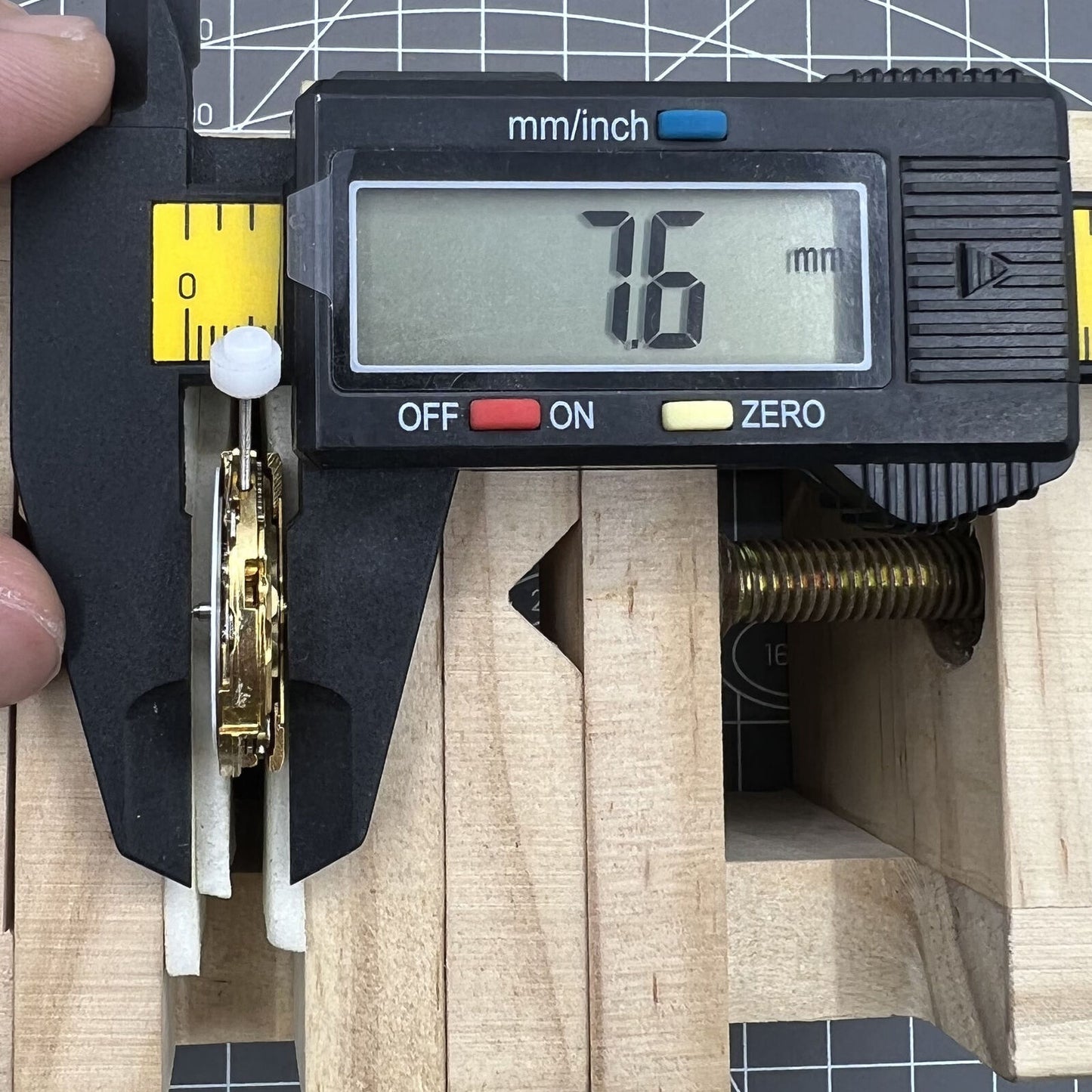 DG2813 MINGZHU automatic watch movement with golden 3-hand design for precise and elegant timekeeping.