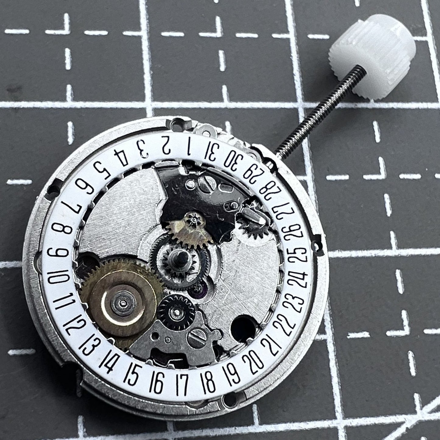 Swiss ETA95614 quartz movement watch mechanism with 2 hands and single calendar date at 6 o'clock, precision timekeeping.