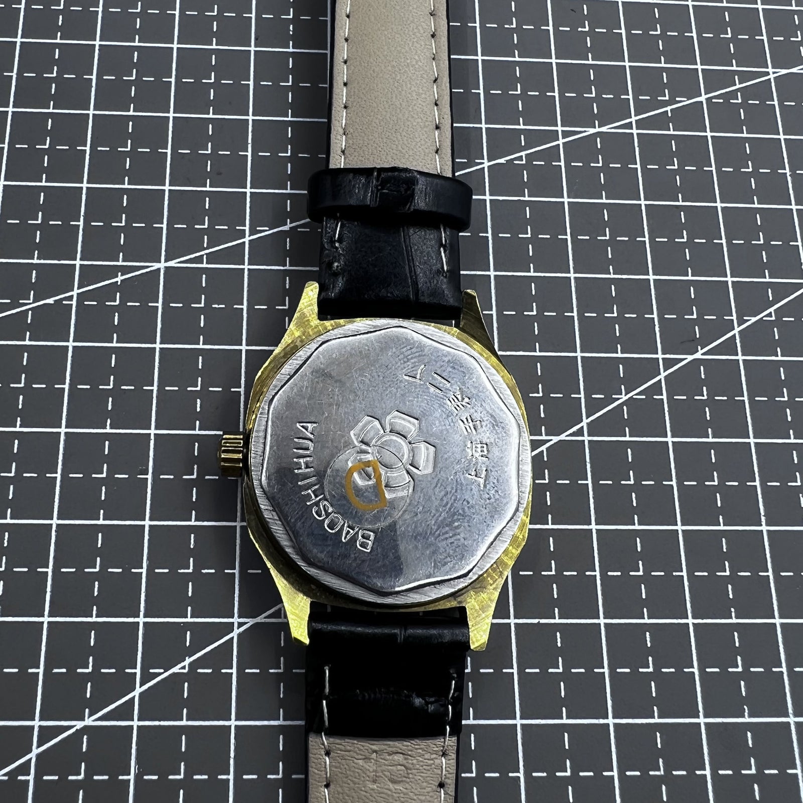Shanghai Mechanische Herrenuhr 33mm mit goldenem Zeigerdetail und elegantem blauem Zifferblatt, klassisch und stilvoll.