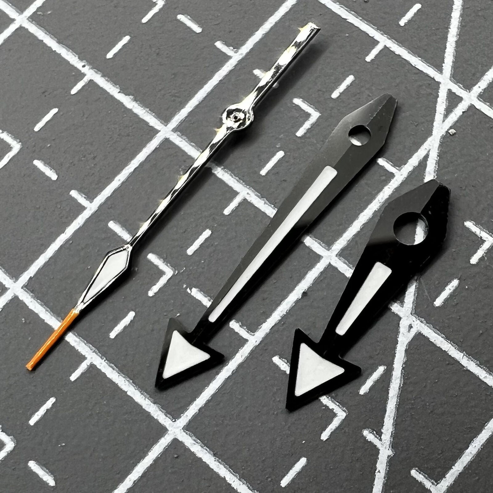 Green luminous arrow watch hands with black trim for Movement 8200/8215/8200, enhancing readability and style.