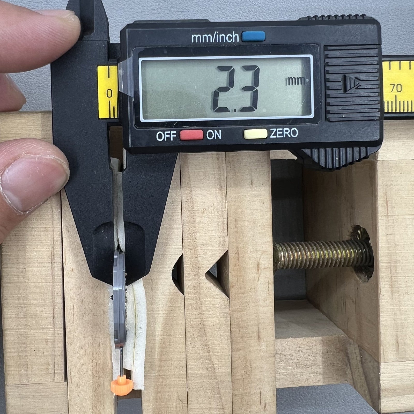 Japan Miyota 1M02 Quarz Uhrwerk mit drei Zeigern, Tag- und Datumsanzeige bei 3 Uhr, pr�zises Uhrwerk f�r Uhrenherstellung.