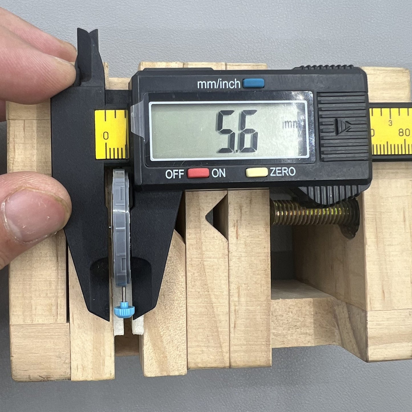 Ultrad�nnes Miyota 6M55 Quarzuhrwerk mit gelber Scheibe und 3 Zeigern f�r Pr�zision von Japan.