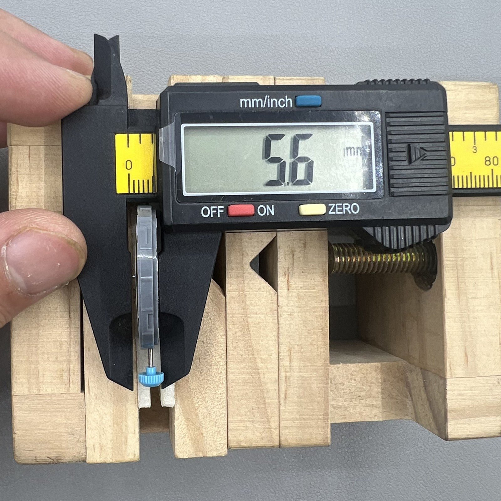 Ultrad�nnes Miyota 6M55 Quarzuhrwerk mit gelber Scheibe und 3 Zeigern f�r Pr�zision von Japan.
