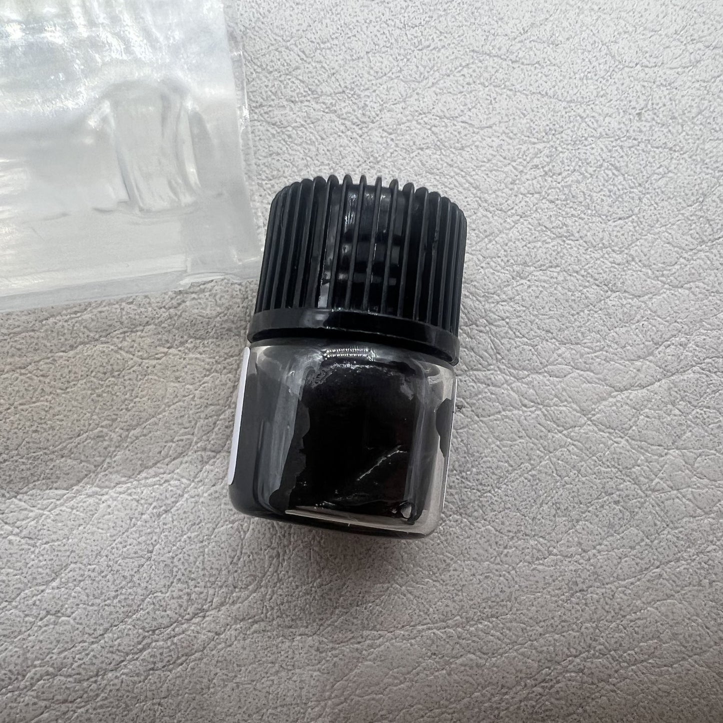 Swiss Black Mainspring Schmiermittel 0.5ml bottle for precise P125 watch movement lubrication.