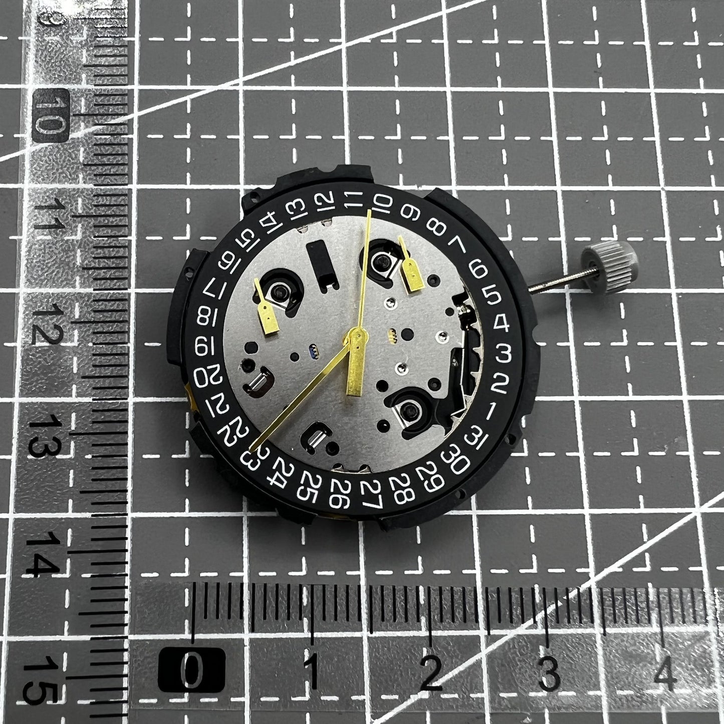 ETA Quarzuhrwerk G10 212 mit schwarzem Zifferblatt, drei Zeigern und Datumsanzeige um drei Uhr