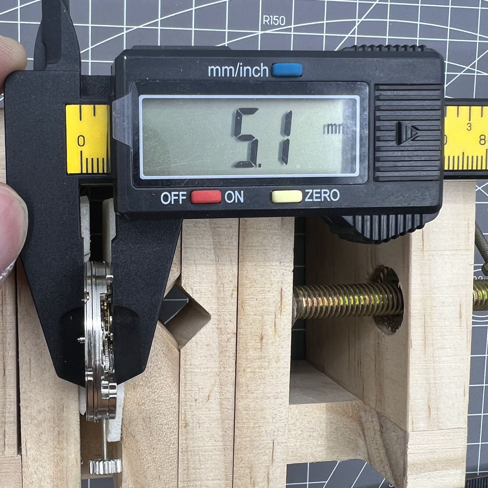 Hangzhou automatic watch movement with small seconds at 4 o'clock, rotorless kinetic design by China Made