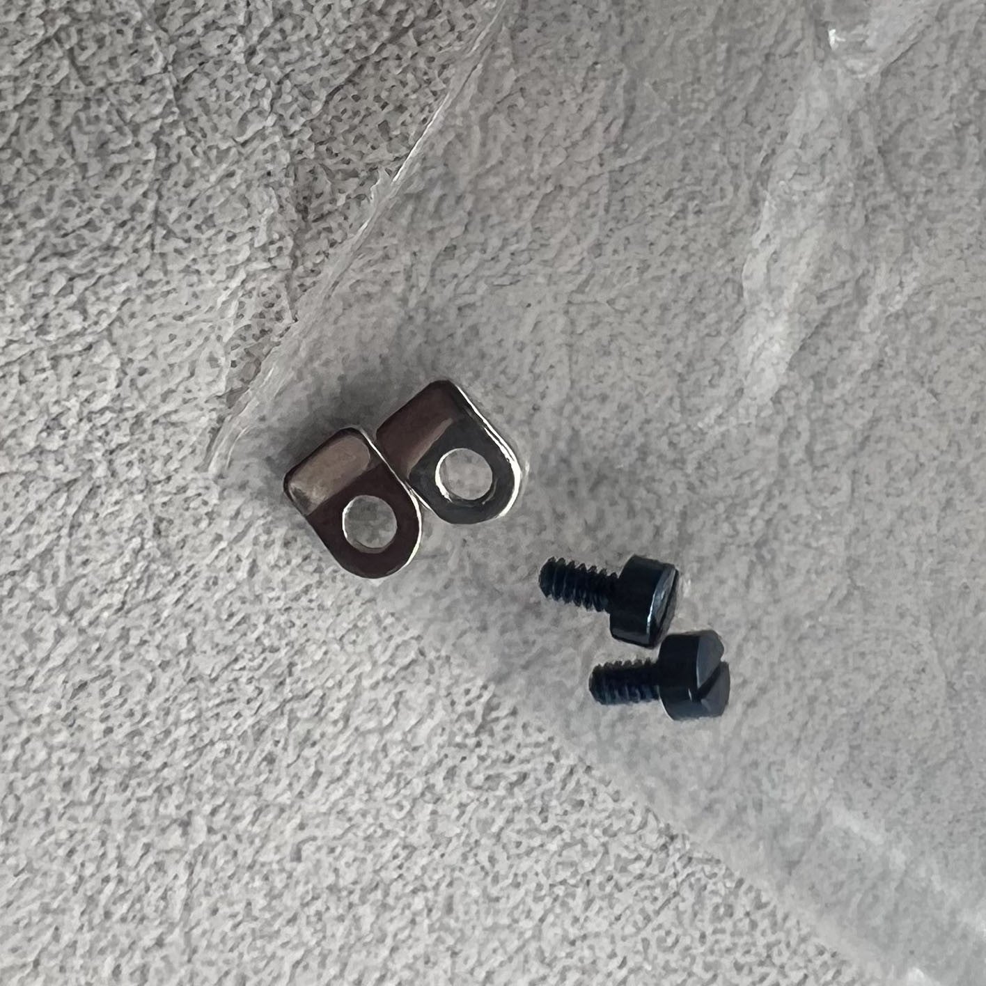 Blaue Schrauben 4 Stück und Silberne Klemmen 4 Stück passend für Seagull ST3600