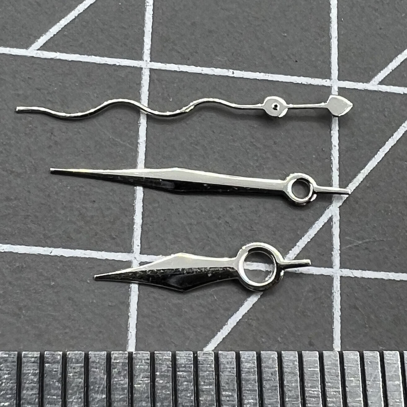 Wave-shaped second hand for NH35/NH36/4R/7S watch movements, compatible with multiple models, no lume, precision design