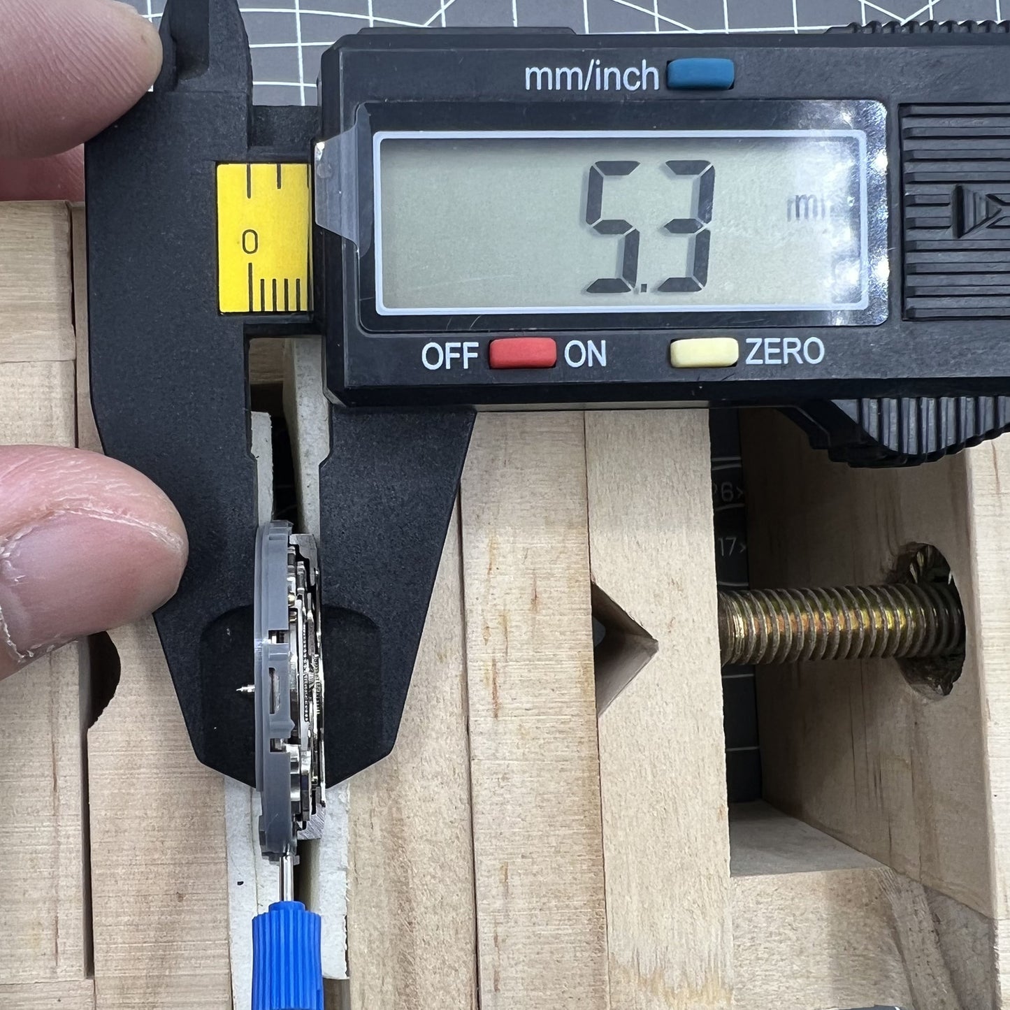 Seiko Automatikwerk NH35A mit schwarzem Zifferblatt und Datum bei 6 Uhr, 24 Rubinlager.