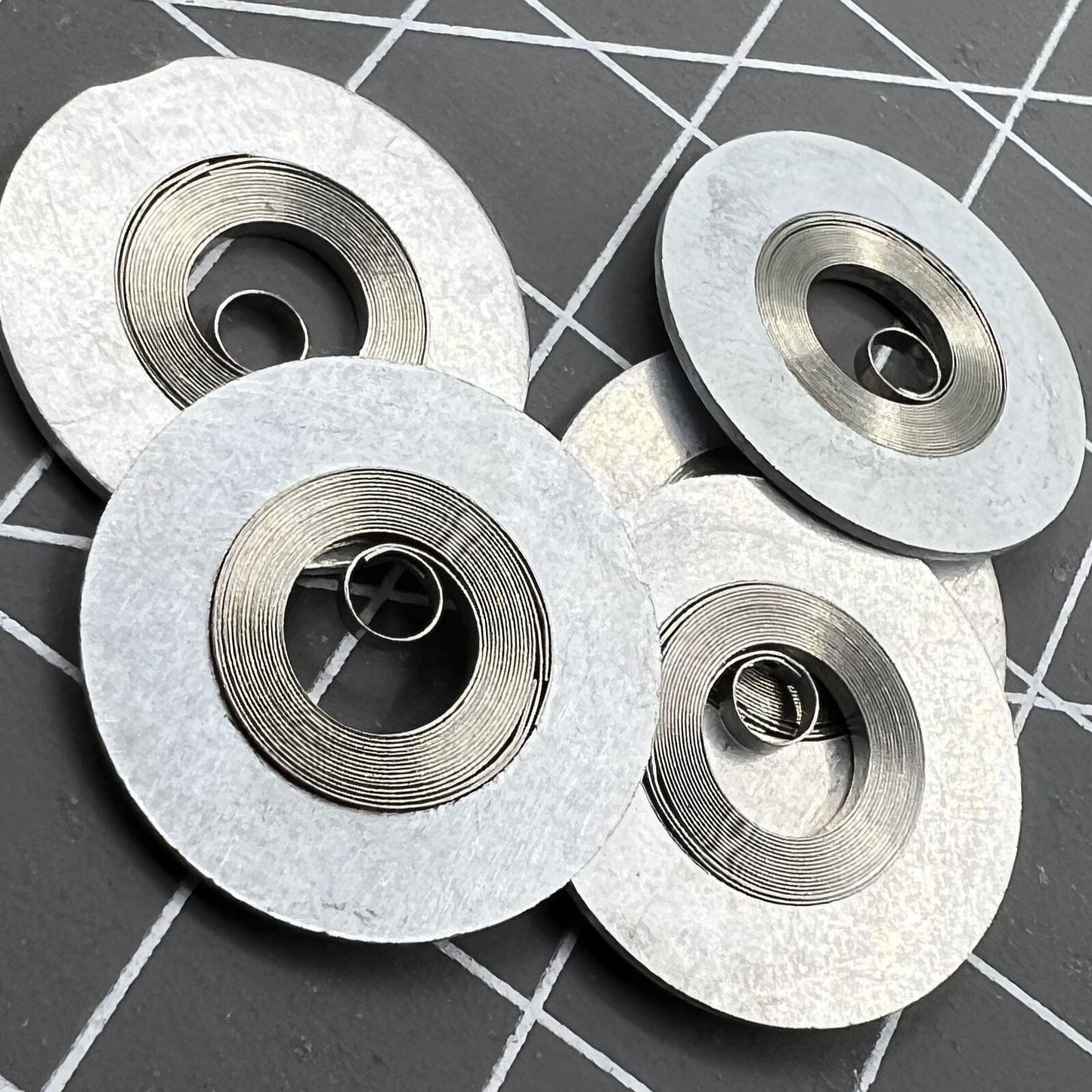 Ressort moteur argenté générique adapté au mouvement 7S26#180. Pièce de montre