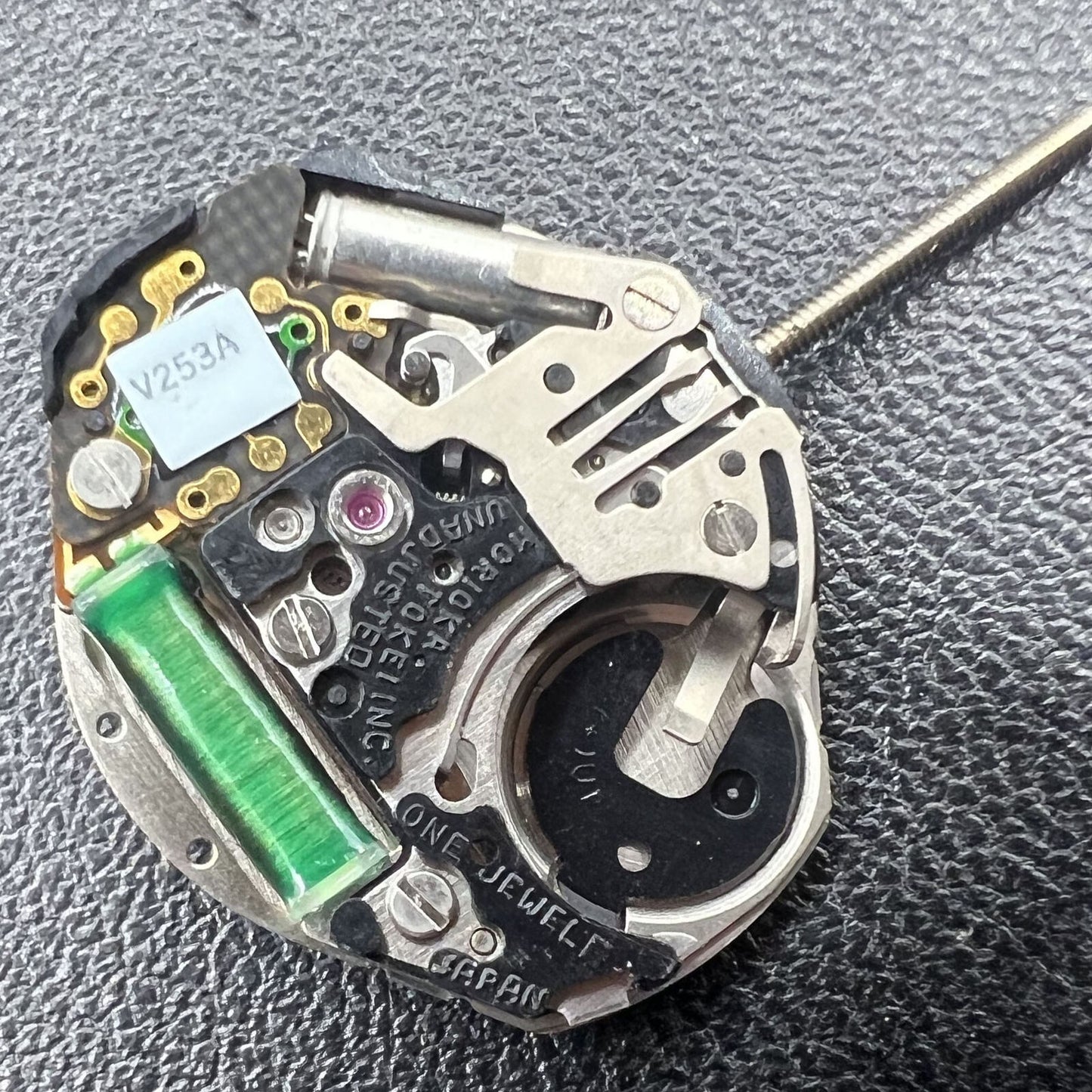 Mouvement à quartz Seiko V253A à 2 aiguilles avec trotteuse secondaire, ancien stock
