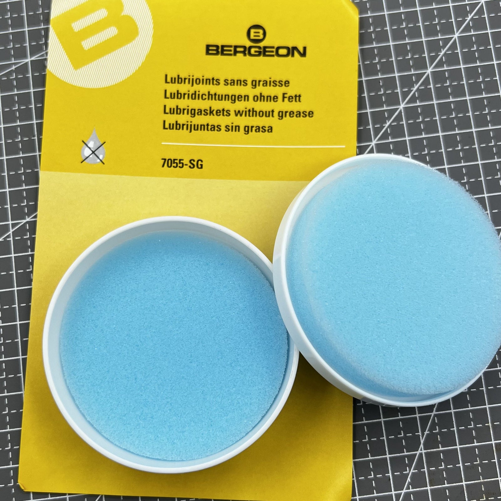 Swiss Bergeon 7055-SG watch lubricant seals box with two silicone grease foam pads for accessories.