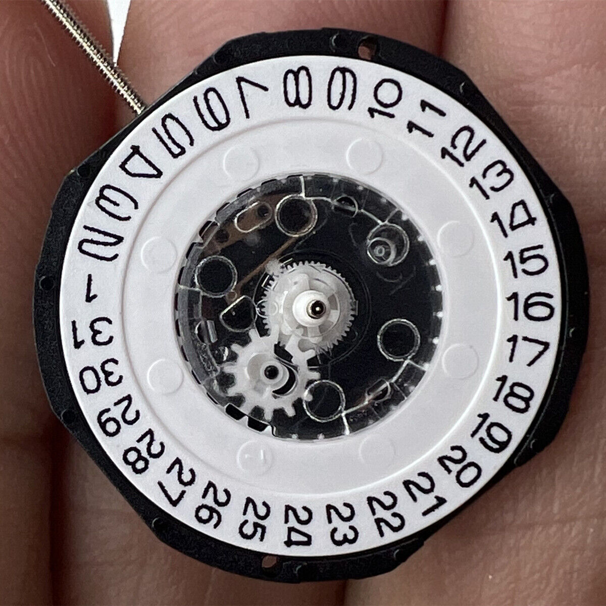 Watchmakers LG32 quartz movement showing date display at 3 o'clock for precise watch repair