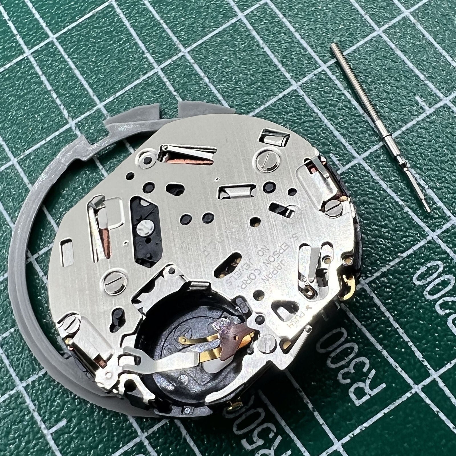 Hattori Epson TMI YM92A quartz watch movement, precise Japanese craftsmanship for reliable timekeeping.