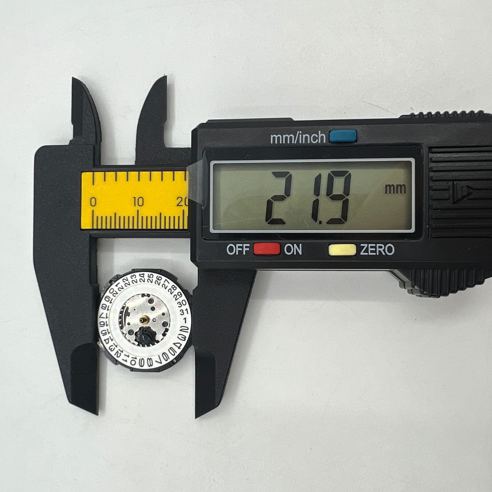 Hattori Epson PC32 quartz watch movement with 3 hands and date display at 3 o'clock, Japan-made.