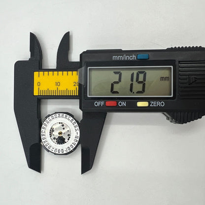 Hattori Epson PC32 quartz watch movement with 3 hands and date display at 3 o'clock, Japan-made.