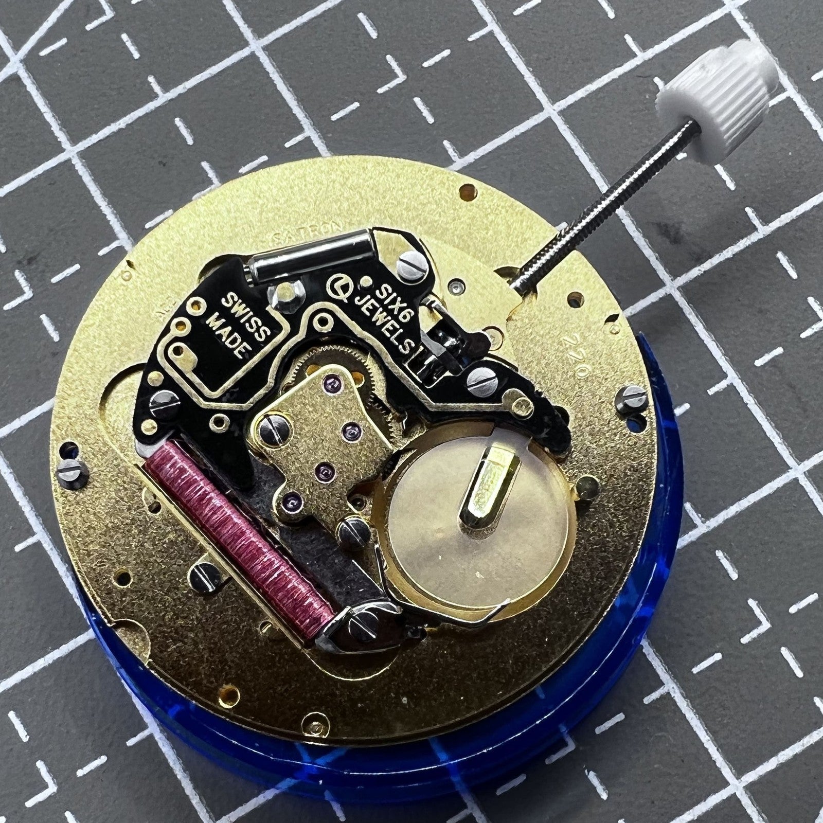 Swiss ISA 220 quartz watch movement with single calendar date at 3 o'clock, ideal for precise timekeeping accessories.