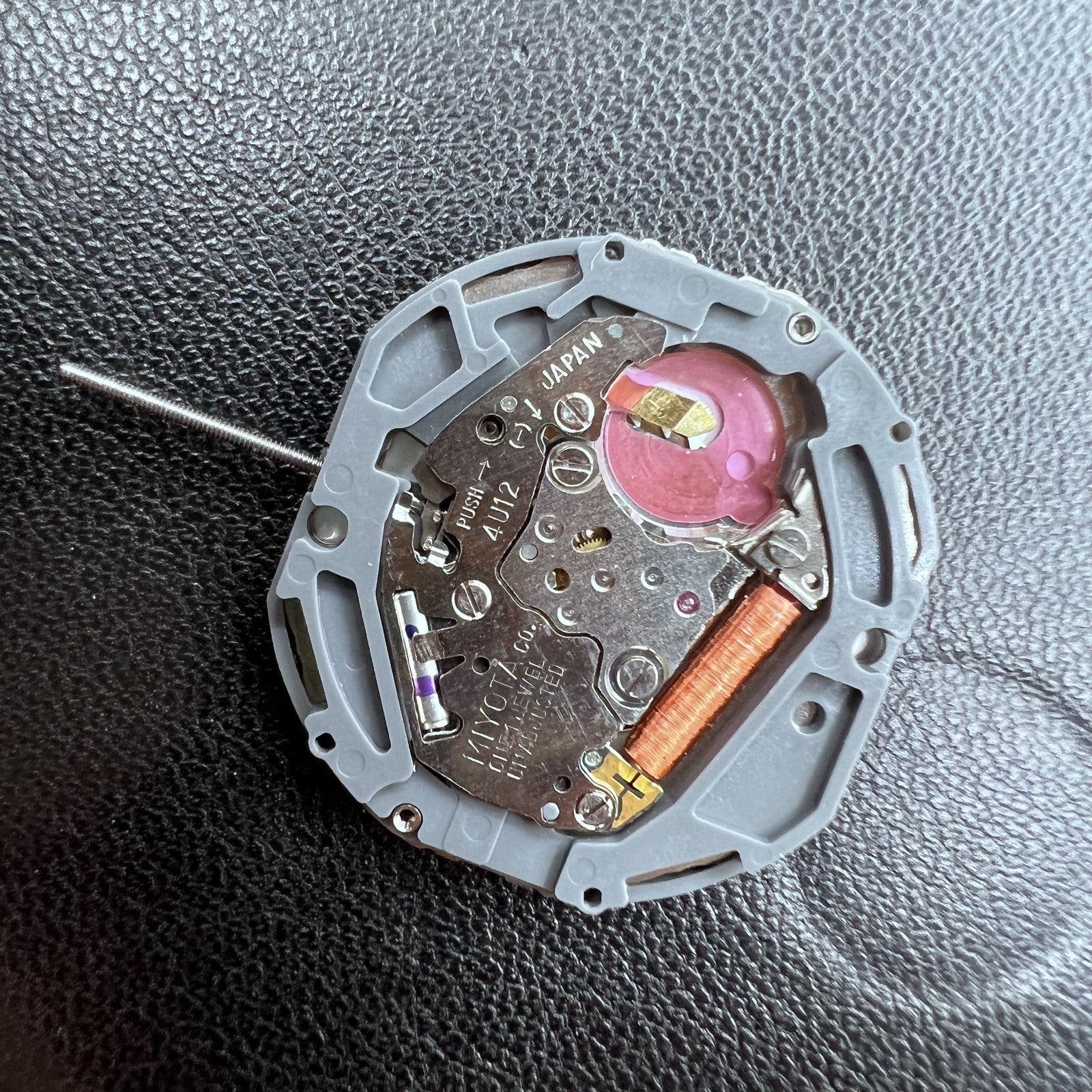 Japan Miyota Quarzwerk 4U12 watch movement with single calendar date at 6 o'clock for precise timekeeping.
