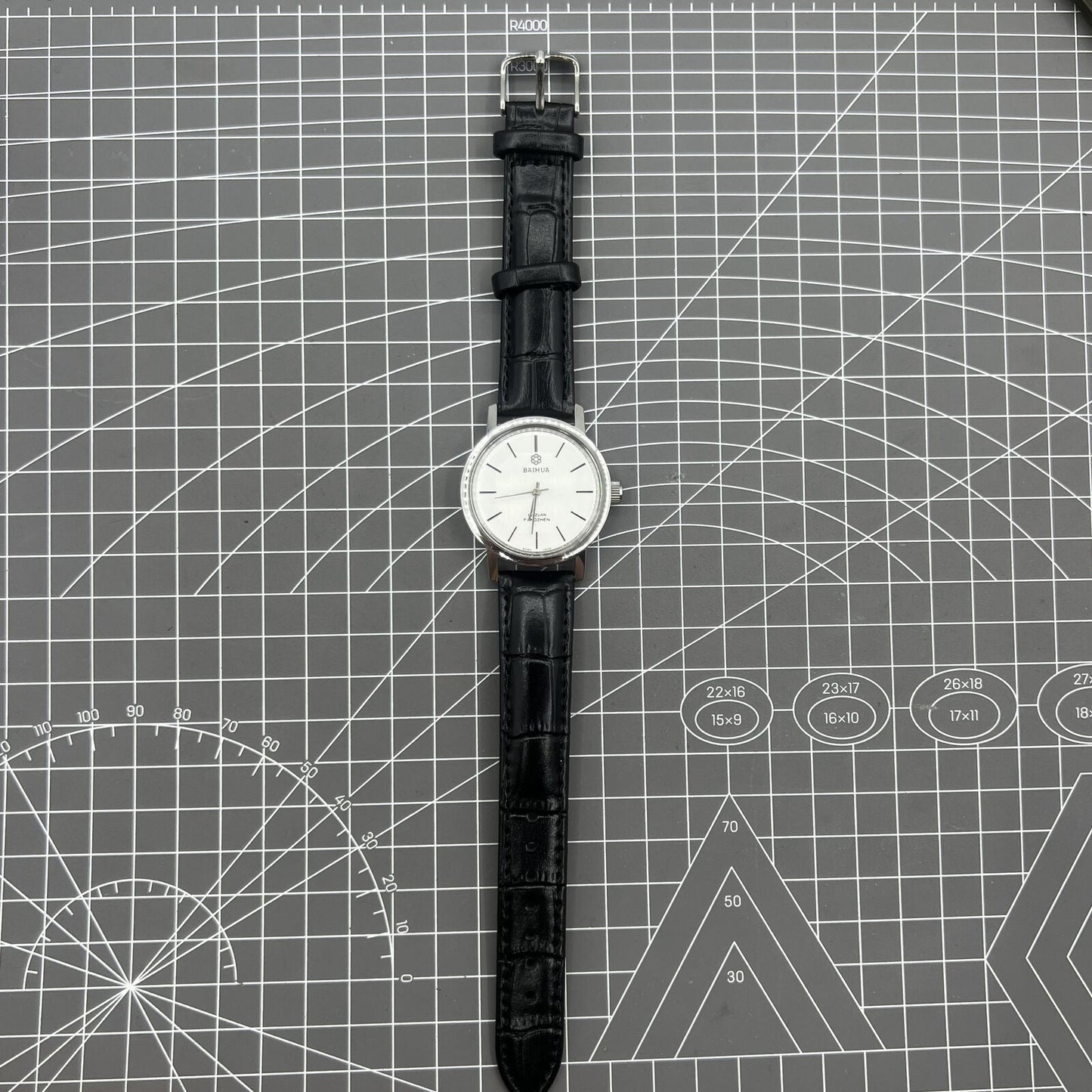 37mm Baihua manual mechanical watch with silver dial, 19 jewels, shock-resistant design for durability.