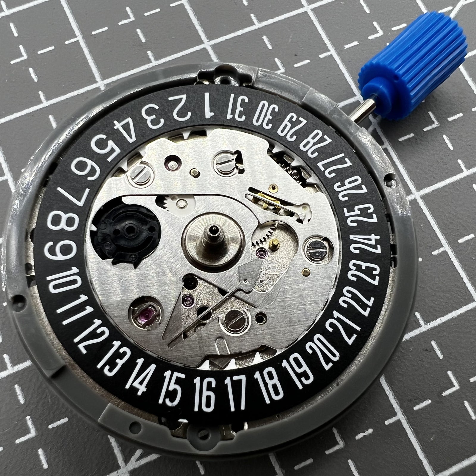 SEIKO NH35 Automatik-Uhrwerk mit schwarzem Zifferblatt und Datumsanzeige bei 3 Uhr, ideal f�r Uhrenliebhaber.