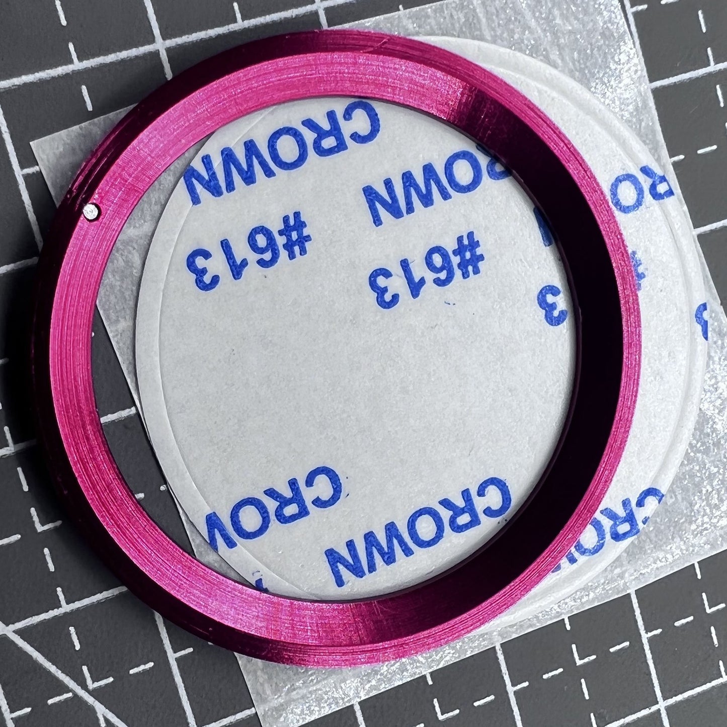 Keramik L�nette 38mm mit rotem Ring und gr�n leuchtender Schrift, silberfarben, schr�g Ansicht ? stilvolles Watch-Zubeh�r
