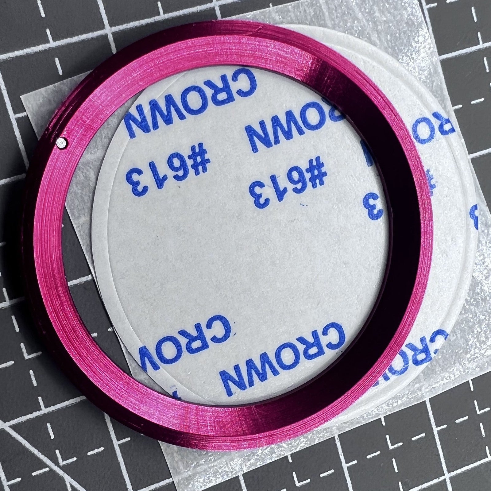 Keramik L�nette 38mm mit rotem Ring und gr�n leuchtender Schrift, silberfarben, schr�g Ansicht ? stilvolles Watch-Zubeh�r