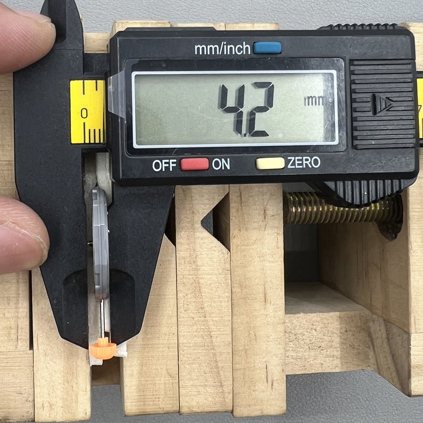 Japan Miyota 1M02 quartz watch movement with three hands and date window at 3 o?clock for accurate timekeeping.
