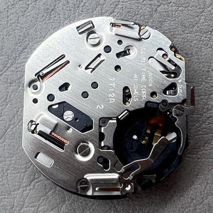 Seiko 7T12A quartz movement watch accessory with black single date display disc for precision timekeeping
