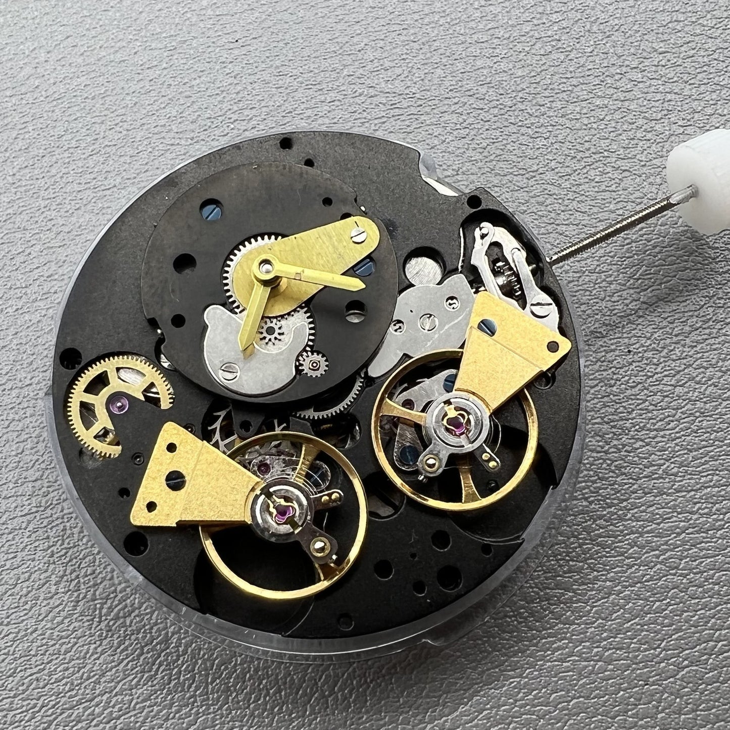 Schwarze automatische Multifunktionsuhr mit mechanischem Werk von Doppeltes, stilvoll und pr�zise.